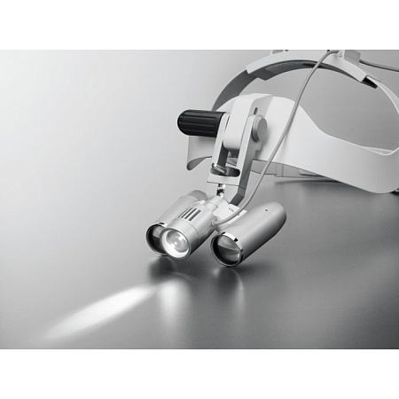 Carl Zeiss EyeMag Light II - мощный LED-осветитель с максимальной интенсивностью освещения 50000 люкс для высокой детализации 